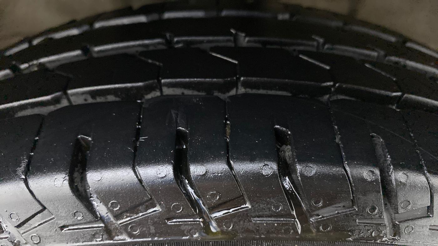 2011 Maruti OMNI E 8 STR, Petrol, Manual, 65,899 km, Right Front Tyre Tread
