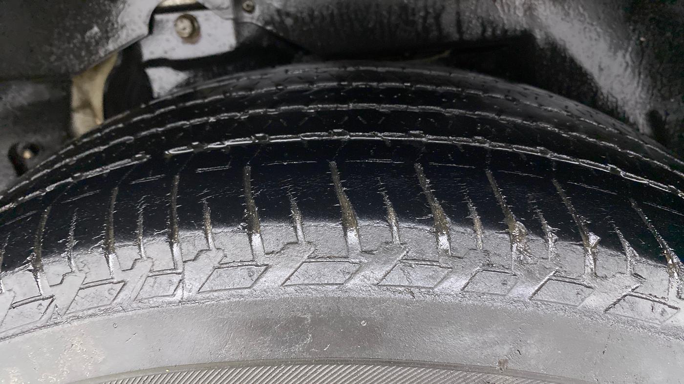2017 Mahindra XUV500 W10 AT, Diesel, Automatic, 79,656 km, Right Rear Tyre Tread