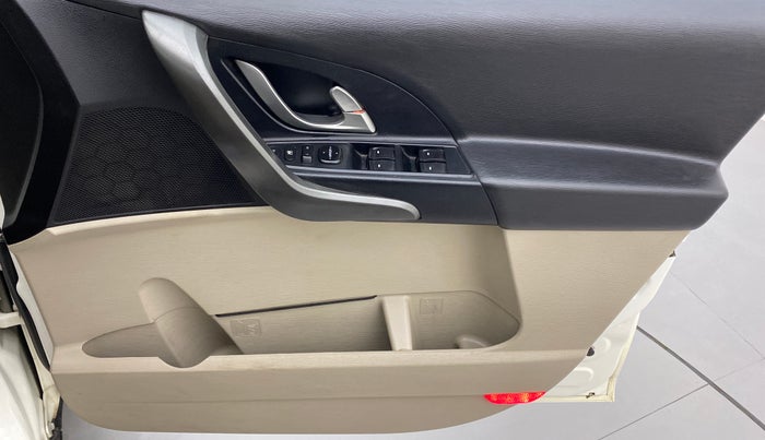 2017 Mahindra XUV500 W10 AT, Diesel, Automatic, 79,656 km, Driver Side Door Panels Control