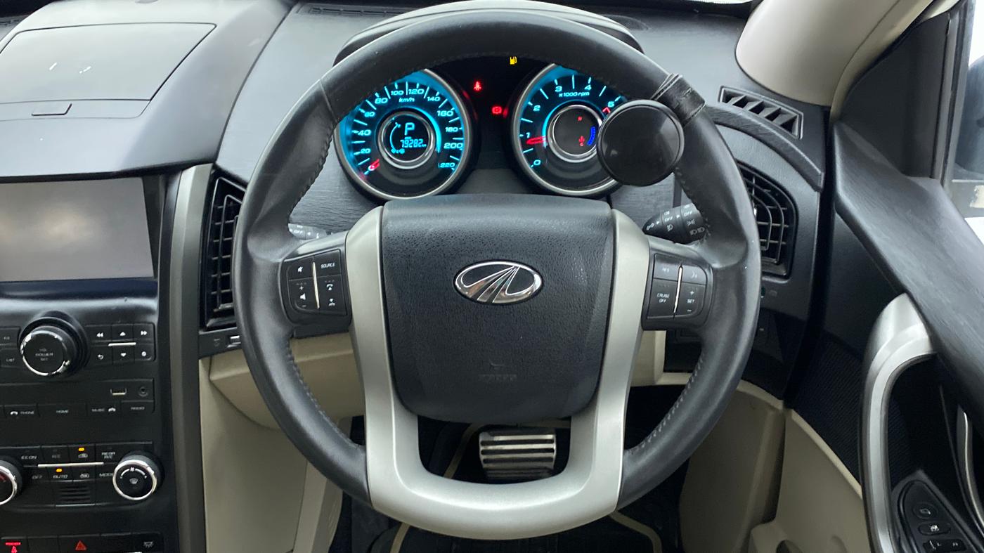2017 Mahindra XUV500 W10 AT, Diesel, Automatic, 79,656 km, Steering Wheel Close Up