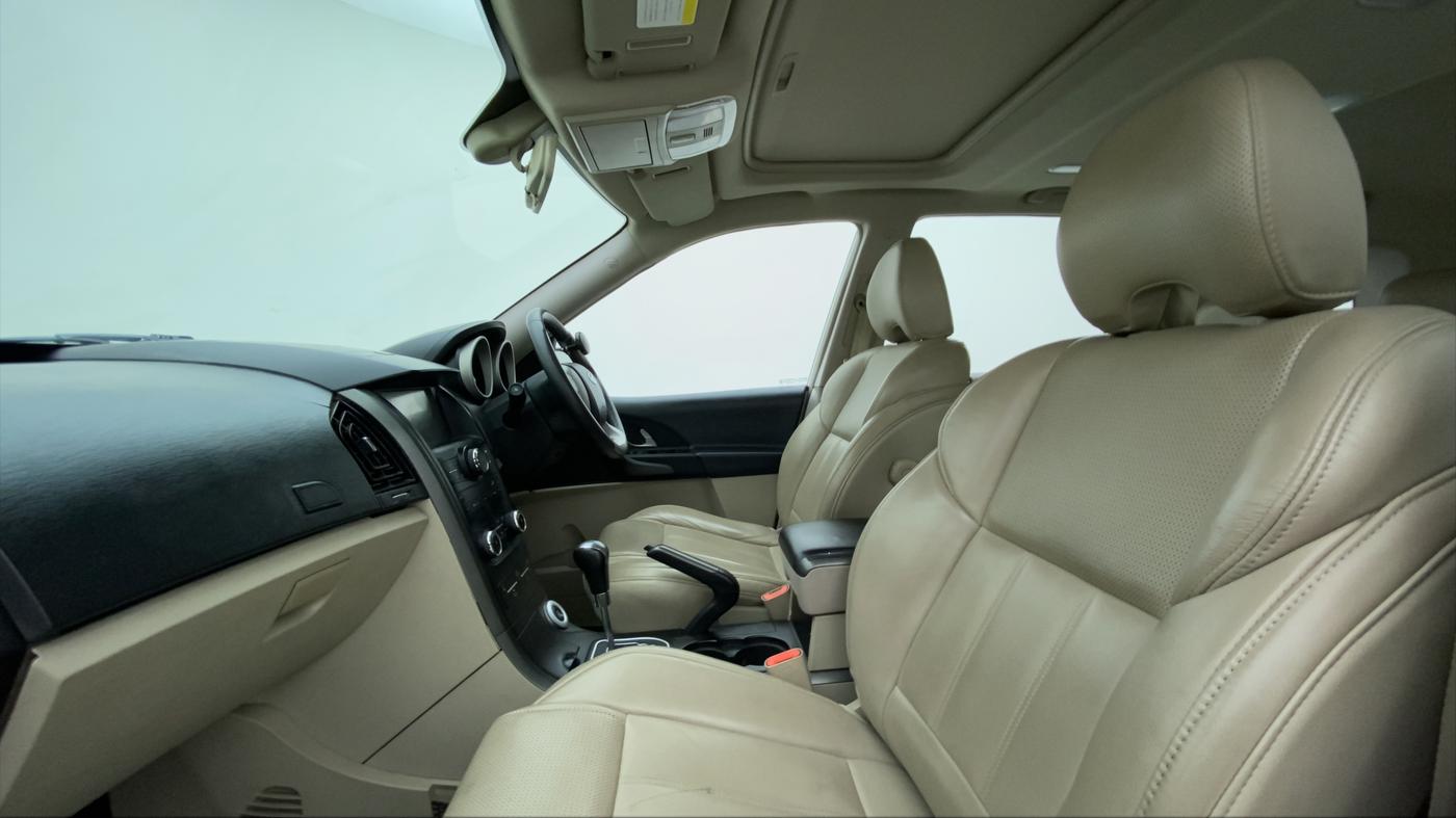 2017 Mahindra XUV500 W10 AT, Diesel, Automatic, 79,656 km, Right Side Front Door Cabin