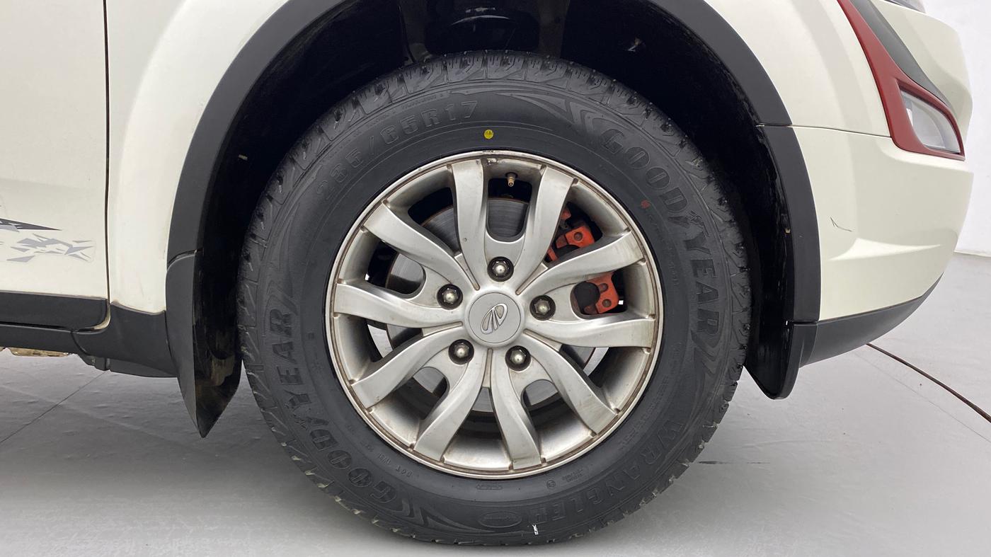 2017 Mahindra XUV500 W10 AT, Diesel, Automatic, 79,656 km, Right Front Wheel