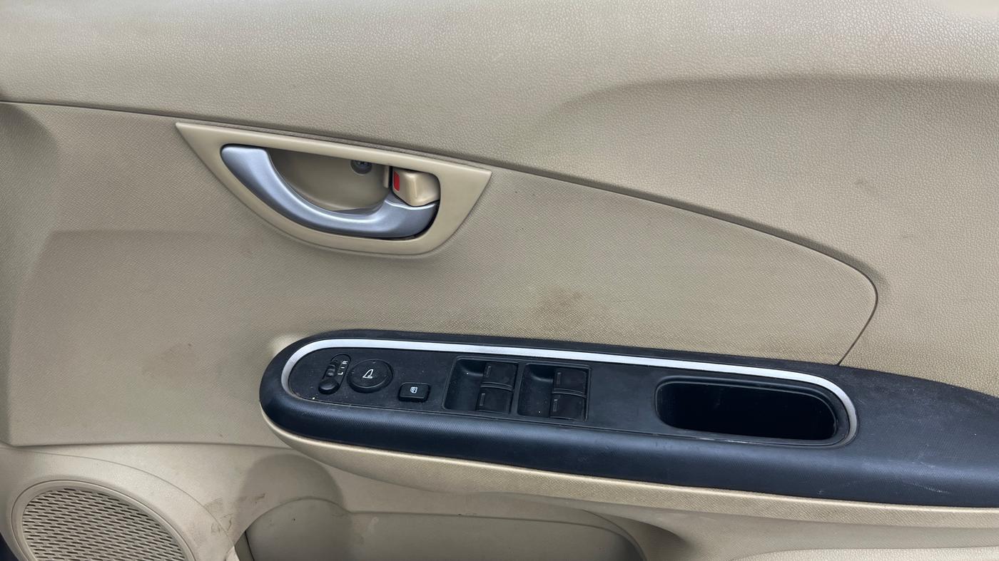 2016 Honda Amaze 1.2L I-VTEC VX AT, Petrol, Automatic, 1,34,808 km, Driver Side Door Panels Control