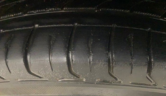 2013 Hyundai i20 SPORTZ 1.4 CRDI, Diesel, Manual, 97,138 km, Right Front Tyre Tread