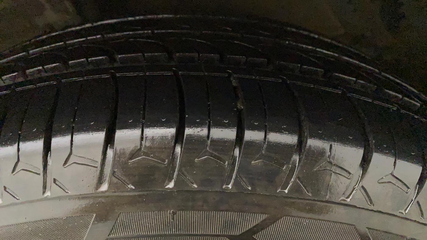 2015 Maruti Ciaz ZXI, CNG, Manual, 49,657 km, Right Front Tyre Tread