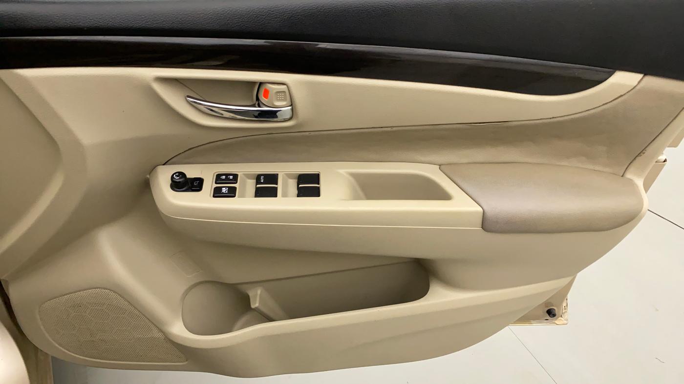 2015 Maruti Ciaz ZXI, CNG, Manual, 49,657 km, Driver Side Door Panels Control