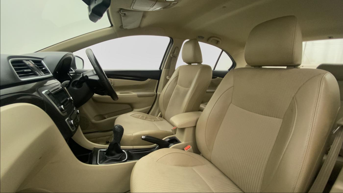 2015 Maruti Ciaz ZXI, CNG, Manual, 49,657 km, Right Side Front Door Cabin