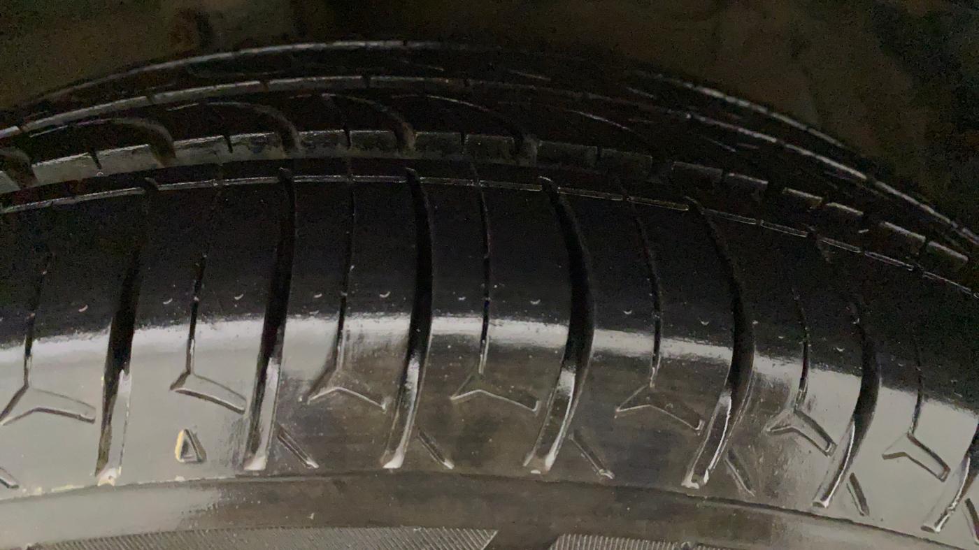 2015 Maruti Ciaz ZXI, CNG, Manual, 49,657 km, Right Rear Tyre Tread