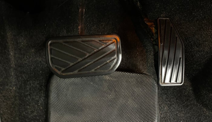 2023 Maruti FRONX ALPHA 1.0L TURBO 6 AT DUAL TONE, Petrol, Automatic, 33,999 km, Pedals