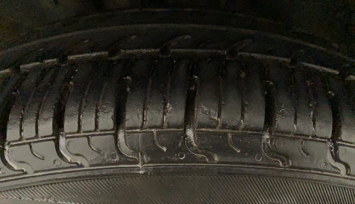 2017 Renault Kwid CLIMBER 1.0 AMT, Petrol, Automatic, 67,625 km, Right Front Tyre Tread
