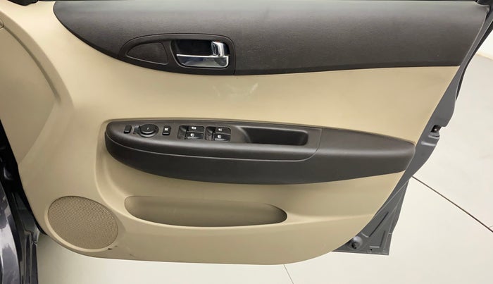 2014 Hyundai i20 SPORTZ 1.2, Petrol, Manual, 72,903 km, Driver Side Door Panels Control