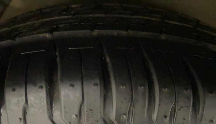 2015 Hyundai Verna FLUIDIC 4S 1.6 VTVT S, Petrol, Manual, 70,903 km, Right Rear Tyre Tread