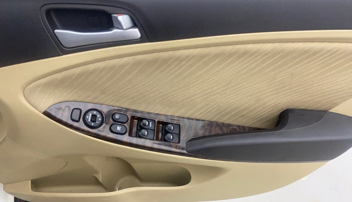 2015 Hyundai Verna FLUIDIC 4S 1.6 VTVT S, Petrol, Manual, 70,903 km, Driver Side Door Panels Control