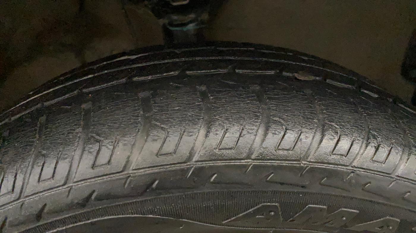 2015 Maruti Wagon R 1.0 VXI, Petrol, Manual, 37,349 km, Right Front Tyre Tread