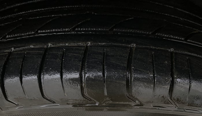 2013 Toyota Etios G, Petrol, Manual, 1,25,001 km, Right Front Tyre Tread