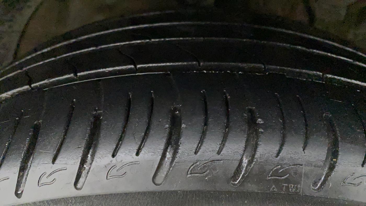 2021 Mahindra XUV300 W8 (O) DIESEL  AT, Diesel, Automatic, 29,594 km, Left Front Tyre Tread