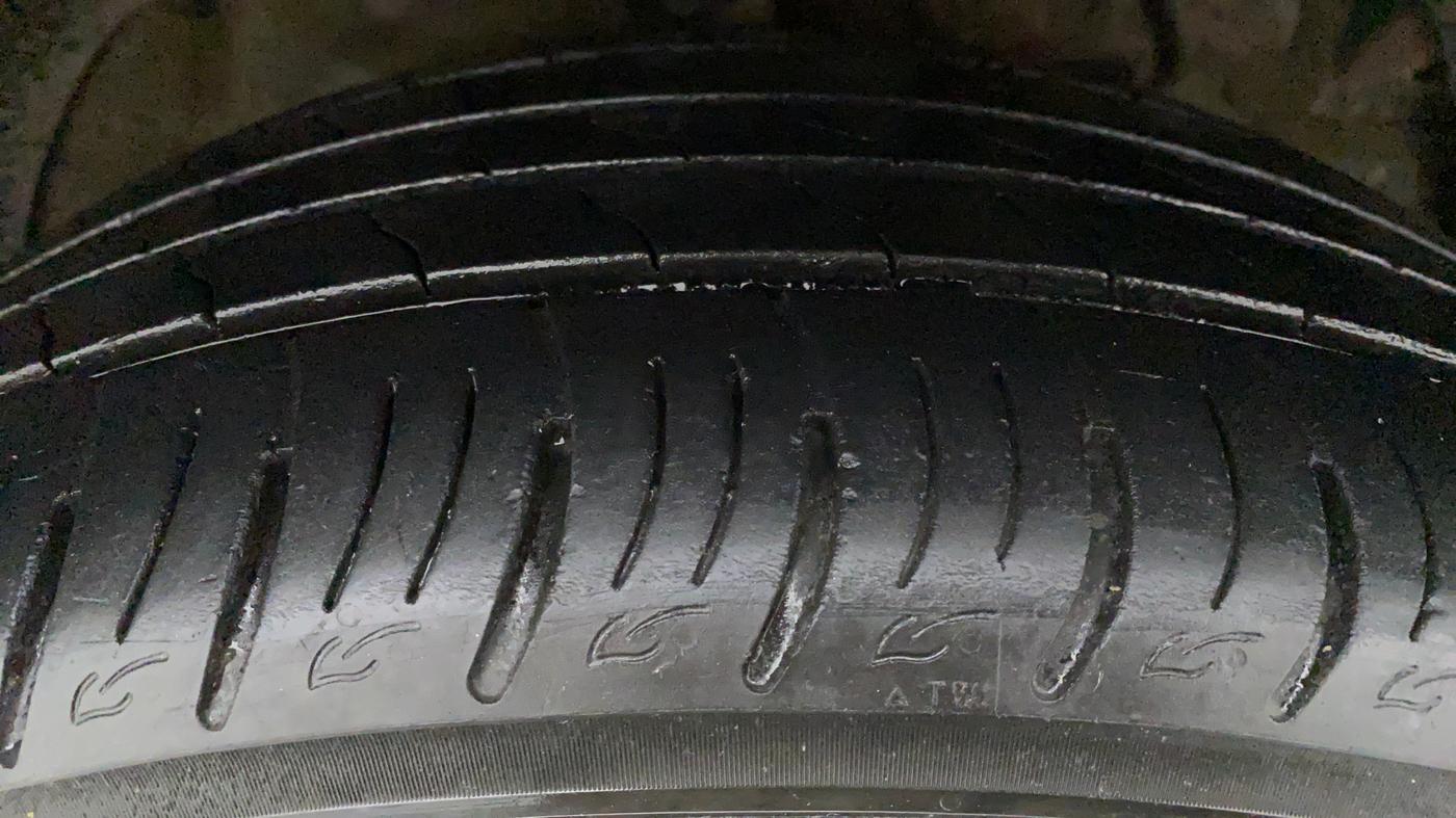 2021 Mahindra XUV300 W8 (O) DIESEL  AT, Diesel, Automatic, 29,594 km, Right Front Tyre Tread