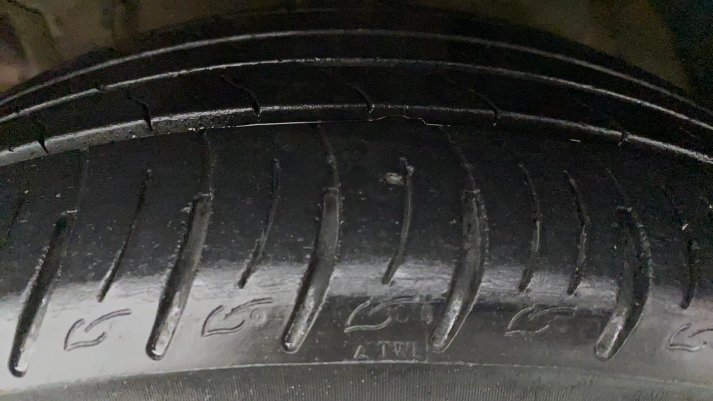2021 Mahindra XUV300 W8 (O) DIESEL  AT, Diesel, Automatic, 29,594 km, Right Rear Tyre Tread