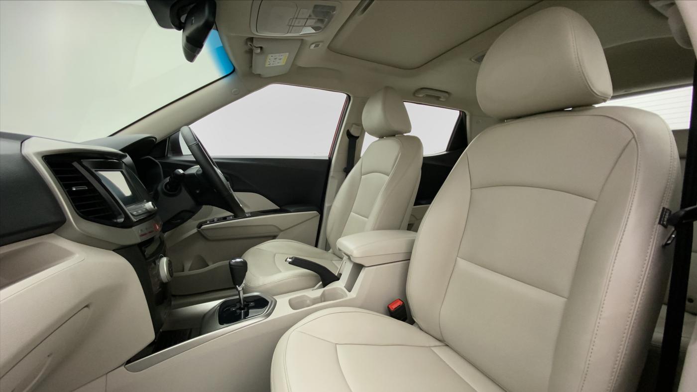 2021 Mahindra XUV300 W8 (O) DIESEL  AT, Diesel, Automatic, 29,594 km, Right Side Front Door Cabin