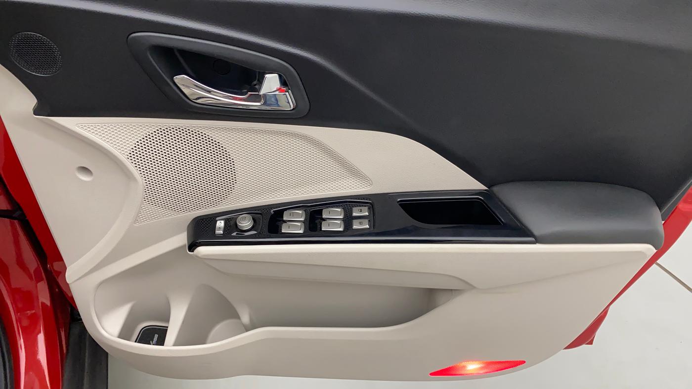 2021 Mahindra XUV300 W8 (O) DIESEL  AT, Diesel, Automatic, 29,594 km, Driver Side Door Panels Control