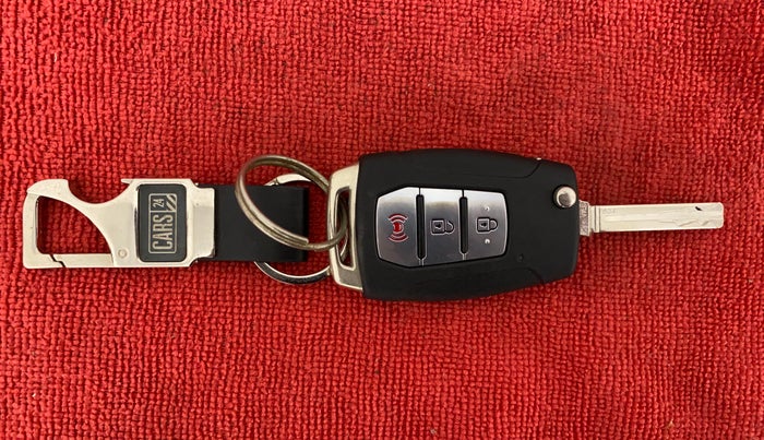 2021 Mahindra XUV300 W8 (O) DIESEL  AT, Diesel, Automatic, 29,594 km, Key Close Up