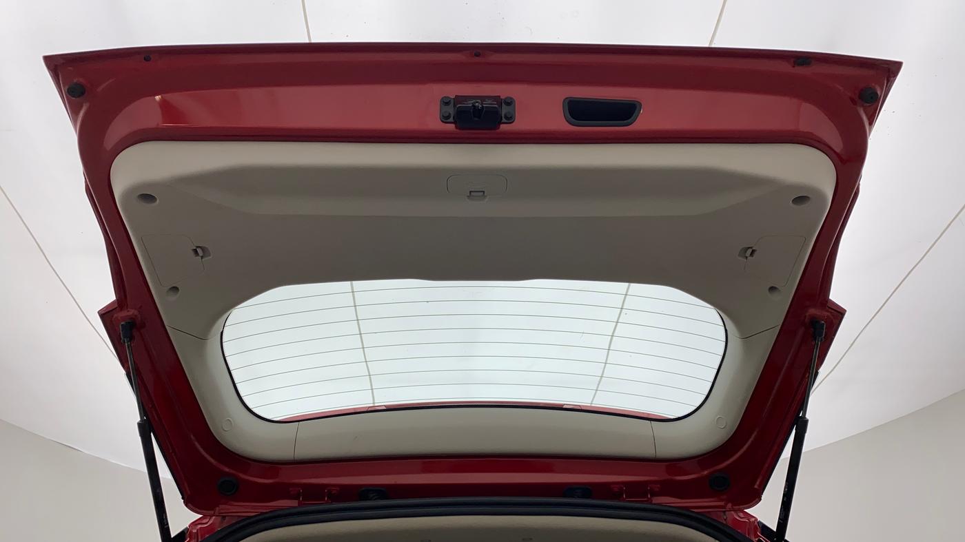 2021 Mahindra XUV300 W8 (O) DIESEL  AT, Diesel, Automatic, 29,594 km, Boot Door Open
