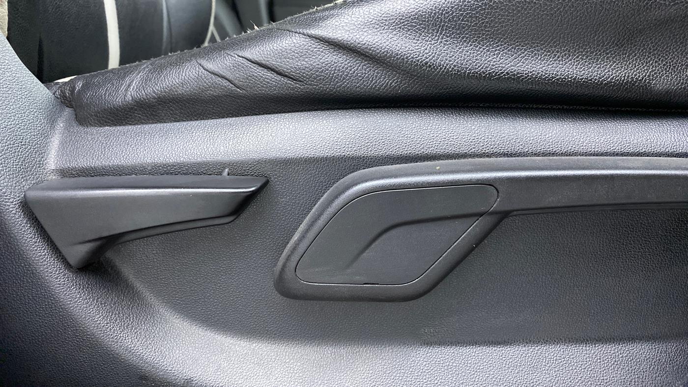 2018 Mahindra KUV 100 NXT K4+ 6S, Petrol, Manual, 61,644 km, Driver Side Adjustment Panel