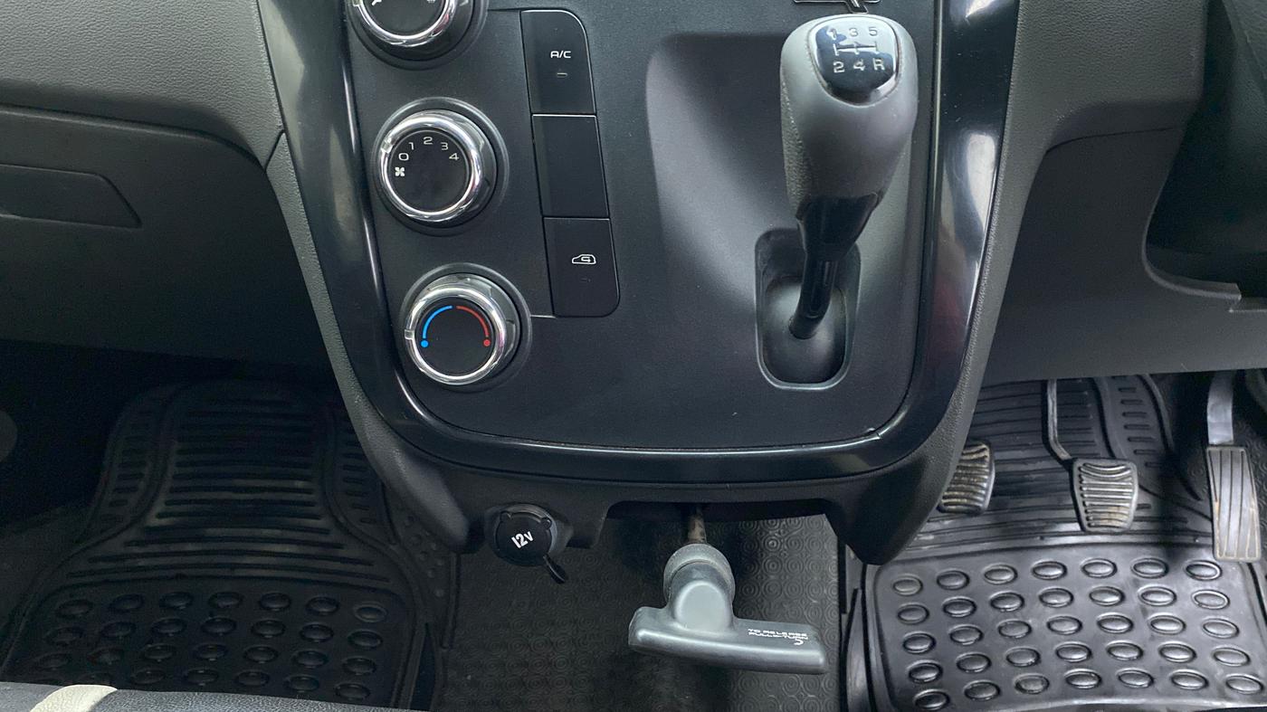 2018 Mahindra KUV 100 NXT K4+ 6S, Petrol, Manual, 61,644 km, Gear Lever