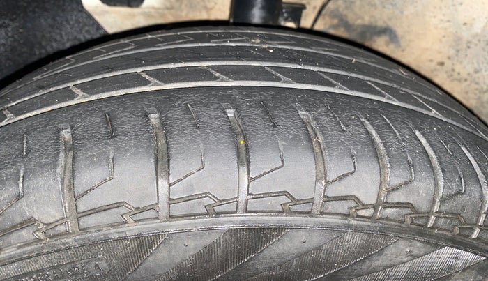 2023 KIA CARENS PRESTIGE 1.5 PETROL 7 STR, Petrol, Manual, 22,338 km, Left Front Tyre Tread