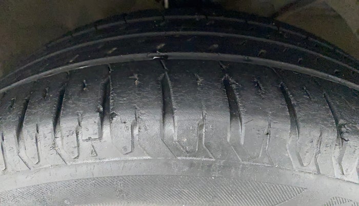 2016 Maruti Baleno ZETA PETROL 1.2, Petrol, Manual, 1,04,382 km, Right Front Tyre Tread