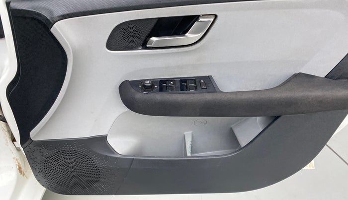 2020 Tata ALTROZ XZ PETROL, Petrol, Manual, 33,547 km, Driver Side Door Panels Control