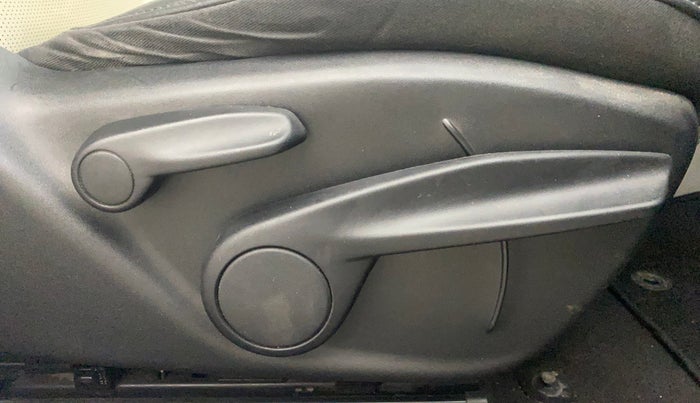 2018 Jeep Compass LIMITED (O) 2.0 DIESEL 4X4, Diesel, Manual, 1,15,207 km, Driver Side Adjustment Panel