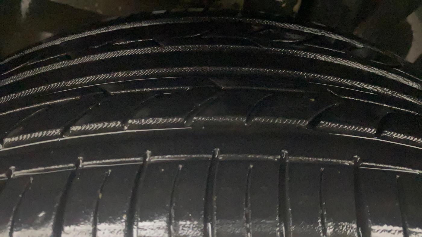 2018 Jeep Compass LIMITED (O) 2.0 DIESEL 4X4, Diesel, Manual, 1,15,270 km, Left Front Tyre Tread