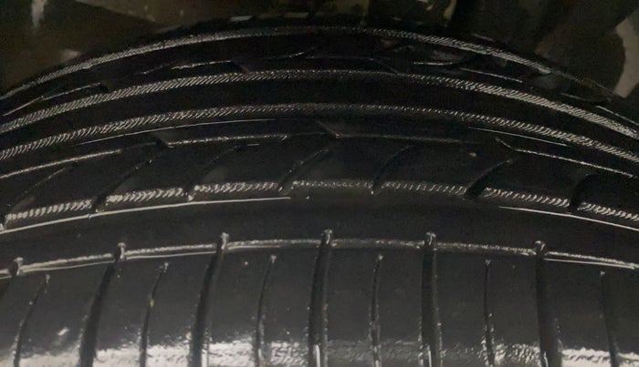 2018 Jeep Compass LIMITED (O) 2.0 DIESEL 4X4, Diesel, Manual, 1,15,207 km, Left Front Tyre Tread