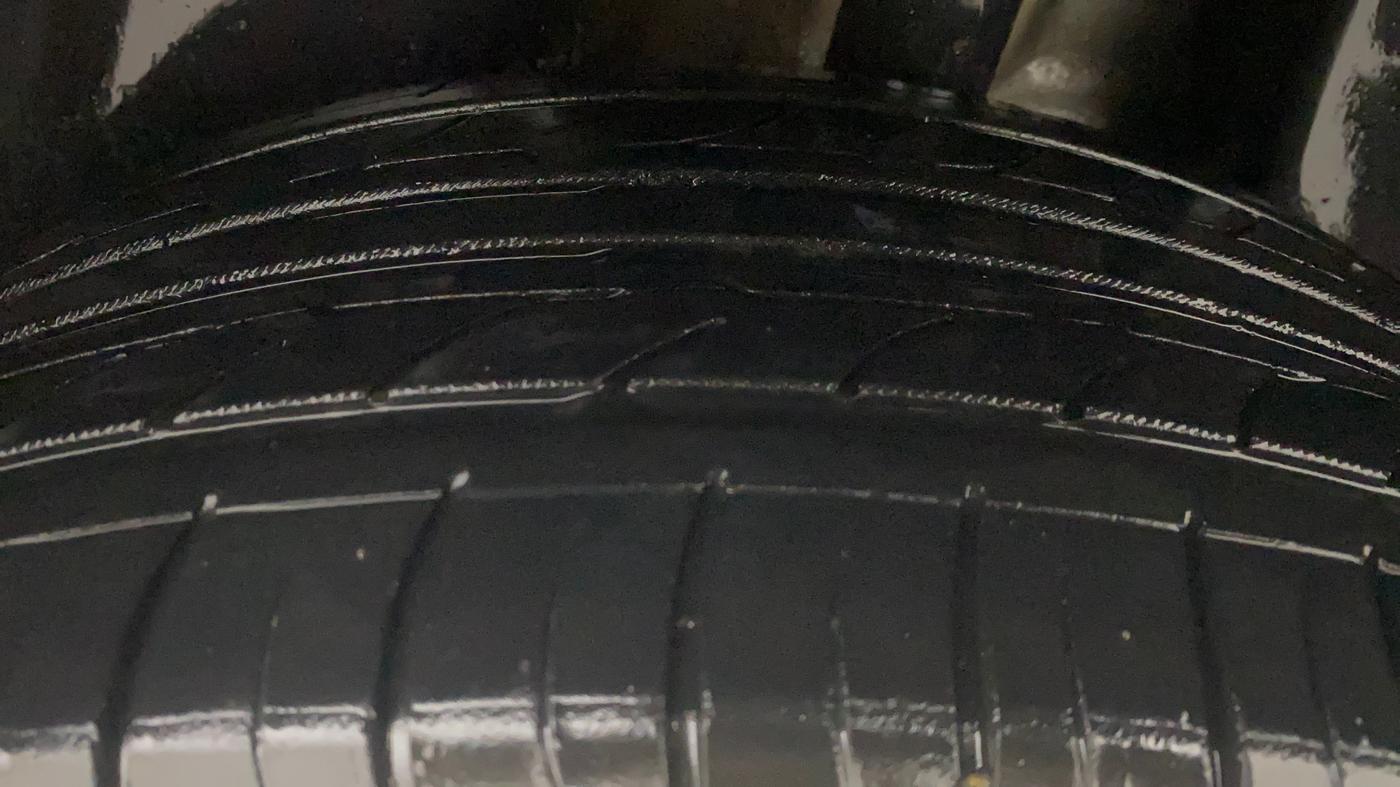 2018 Jeep Compass LIMITED (O) 2.0 DIESEL 4X4, Diesel, Manual, 1,15,270 km, Left Rear Tyre Tread