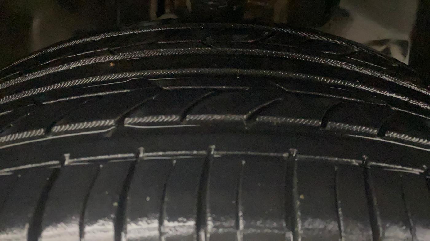 2018 Jeep Compass LIMITED (O) 2.0 DIESEL 4X4, Diesel, Manual, 1,15,270 km, Right Front Tyre Tread