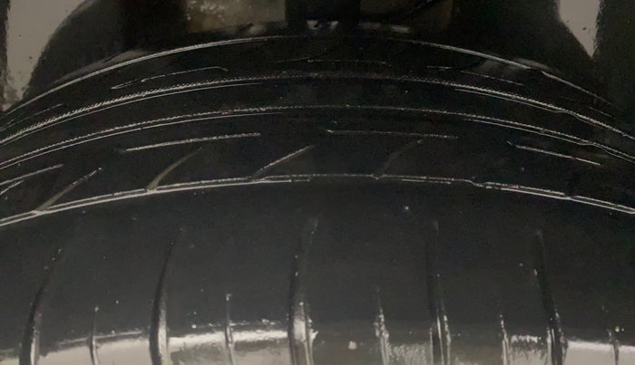 2018 Jeep Compass LIMITED (O) 2.0 DIESEL 4X4, Diesel, Manual, 1,15,207 km, Right Rear Tyre Tread