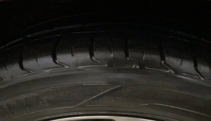 2019 Maruti Ciaz ALPHA  AT 1.5 SHVS PETROL, Petrol, Automatic, 90,492 km, Left Front Tyre Tread