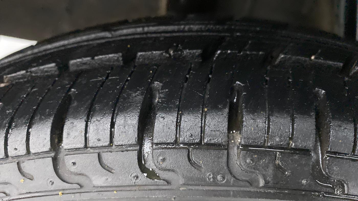 2016 Renault Kwid RXT, Petrol, Manual, 25,768 km, Right Rear Tyre Tread