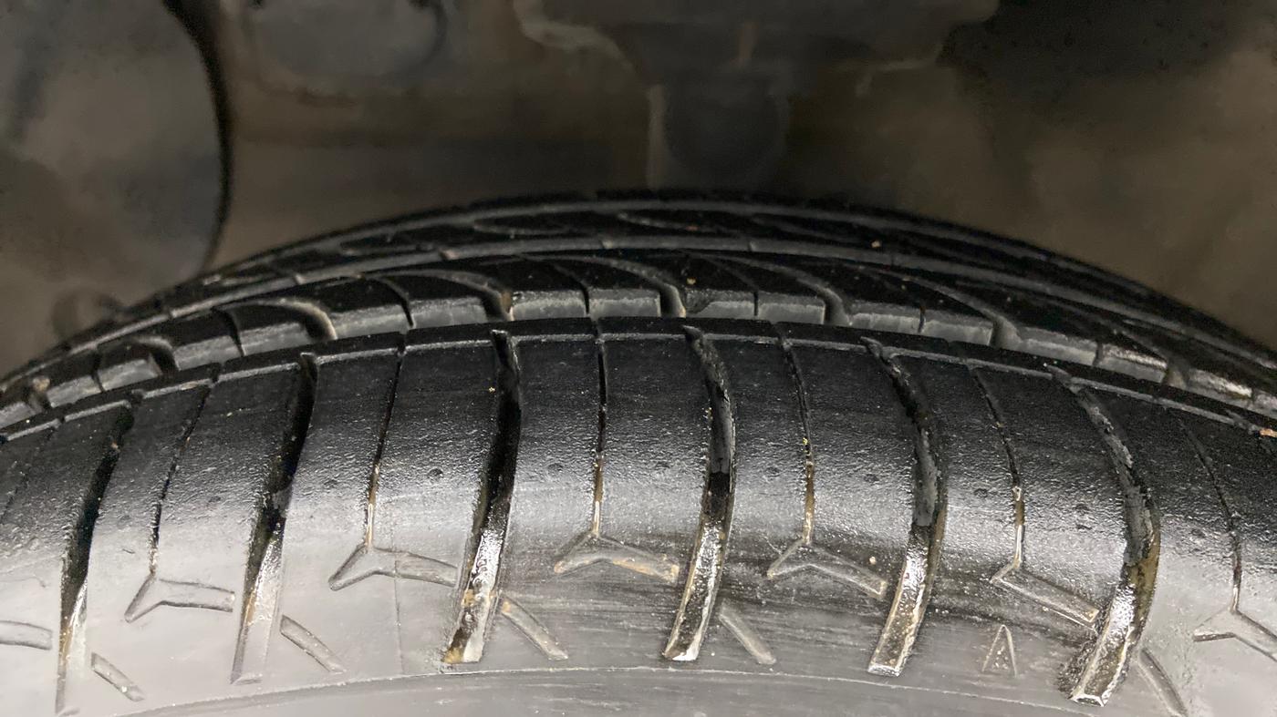 2015 Hyundai Grand i10 SPORTZ 1.2 KAPPA VTVT, Petrol, Manual, 63,253 km, Left Front Tyre Tread
