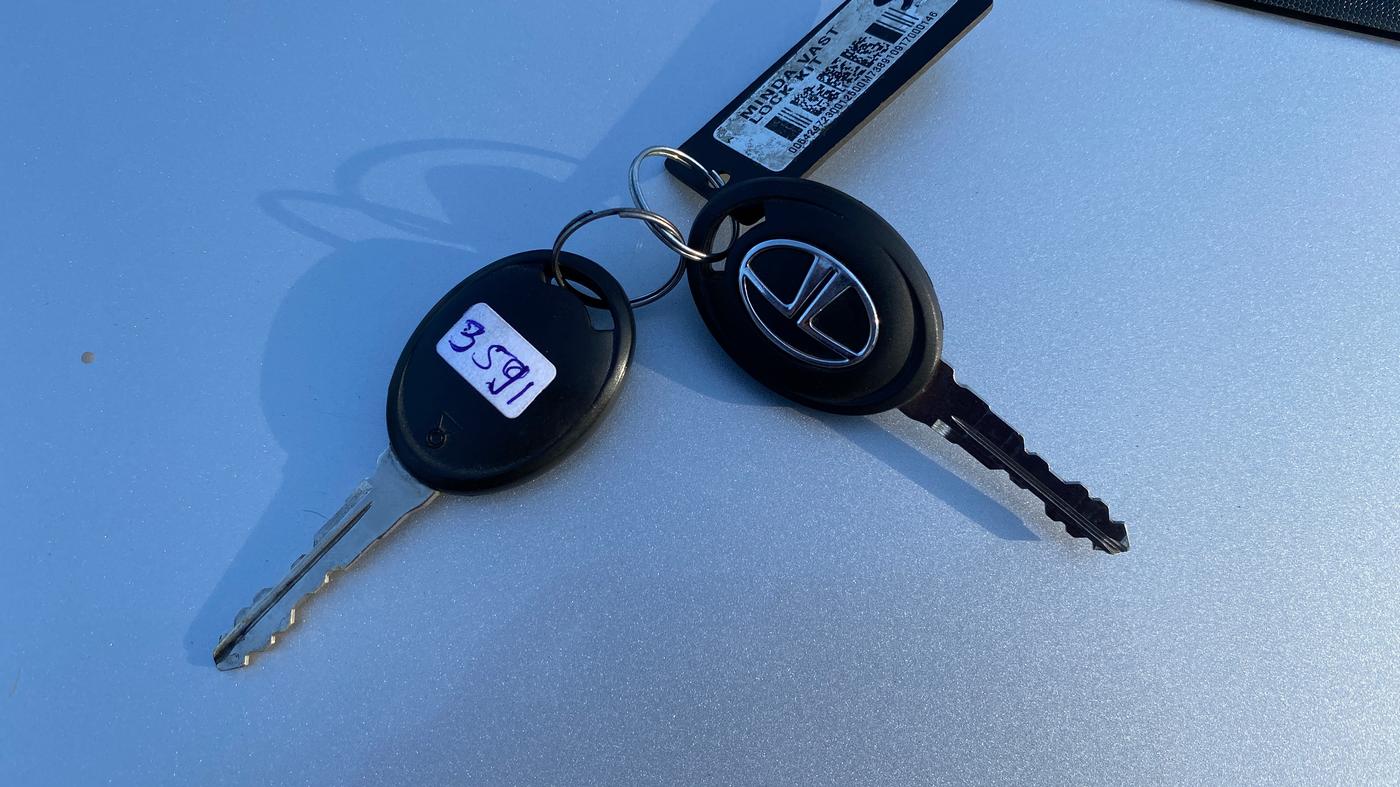 2017 Tata Tiago XE PETROL, Petrol, Manual, 21,511 km, Key Close Up