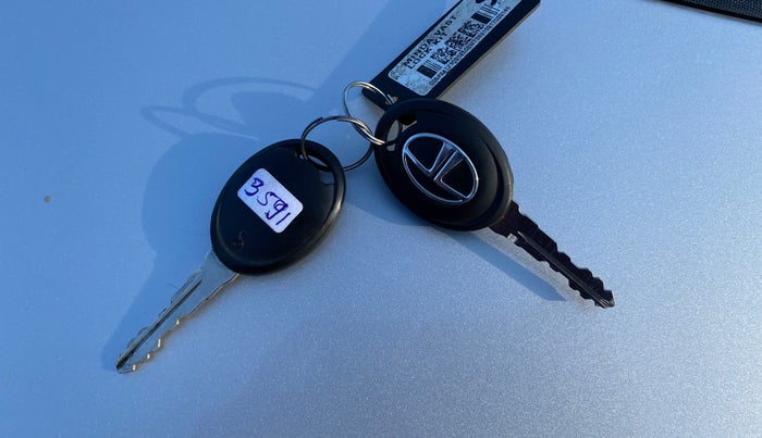 2017 Tata Tiago XE PETROL, Petrol, Manual, 21,555 km, Key Close Up