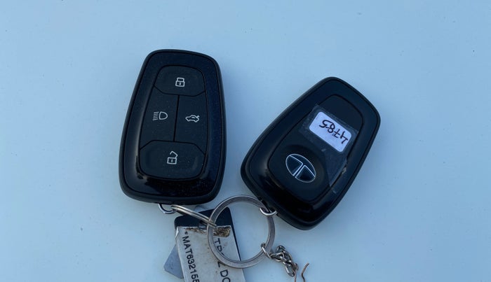 2023 Tata ALTROZ XTA, Petrol, Automatic, 20,449 km, Key Close Up