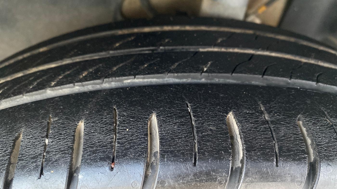 2023 Tata ALTROZ XTA, Petrol, Automatic, 20,449 km, Left Front Tyre Tread