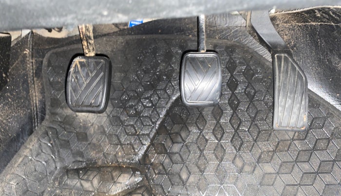 2017 Maruti Swift VXI, Petrol, Manual, 1,15,743 km, Pedals