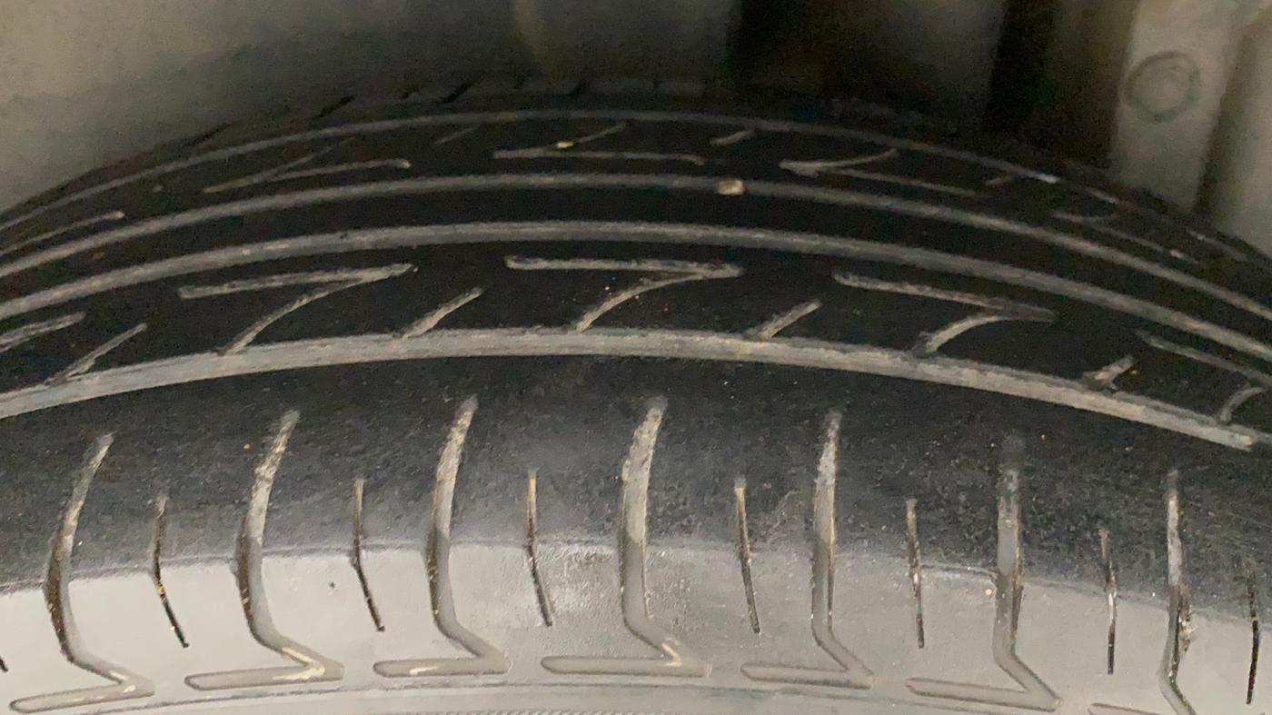 2015 Maruti Swift VXI, Petrol, Manual, 68,845 km, Left Rear Tyre Tread