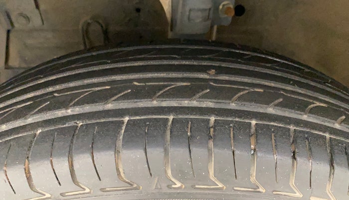 2015 Maruti Swift VXI, Petrol, Manual, 68,845 km, Left Front Tyre Tread