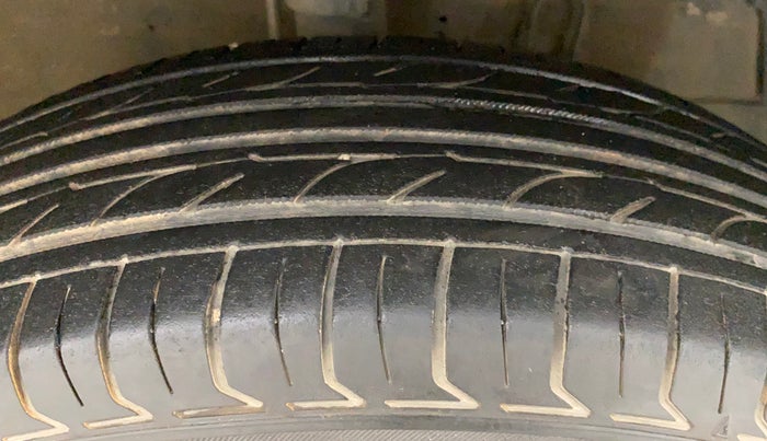 2015 Maruti Swift VXI, Petrol, Manual, 68,845 km, Right Front Tyre Tread