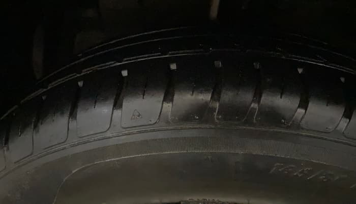 2014 Maruti Swift Dzire LXI, CNG, Manual, 65,122 km, Left Front Tyre Tread