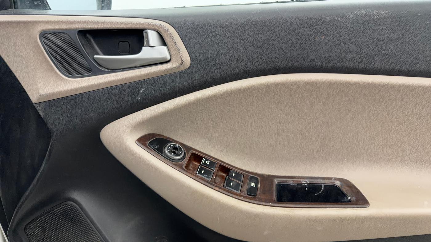 2015 Hyundai Elite i20 MAGNA 1.2, CNG, Manual, 62,225 km, Driver Side Door Panels Control